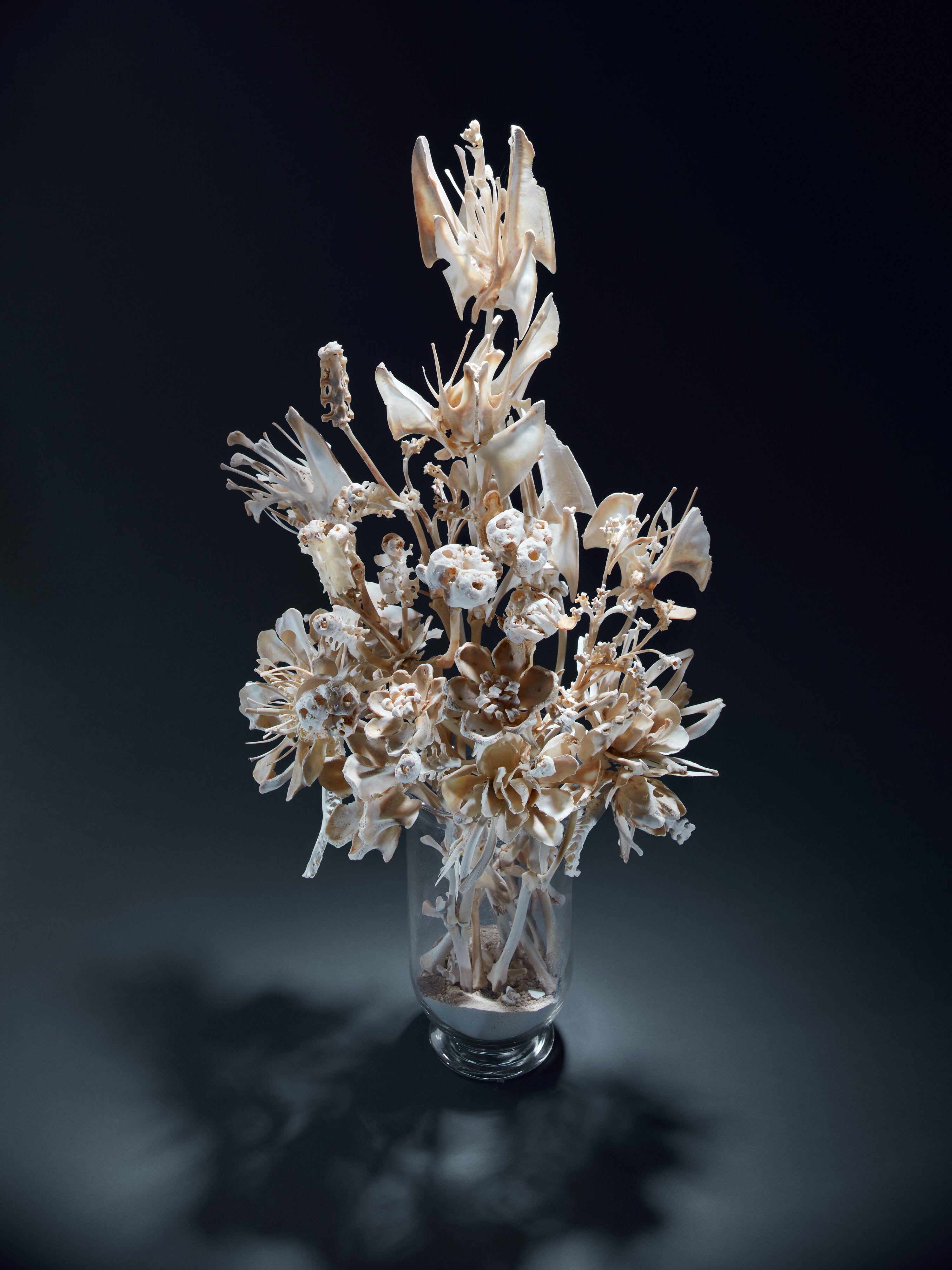 Fleurs ! 10 artistes contemporains défient le cliché : Corine BORGNET, Le bouquet royal, 2022, Os de volailles, vase en verre, 90 x 50x 50 cm